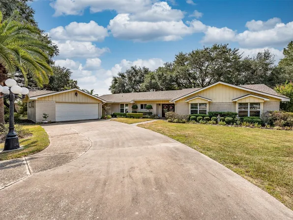 803 Sharon Ln, Baytown, TX 77521