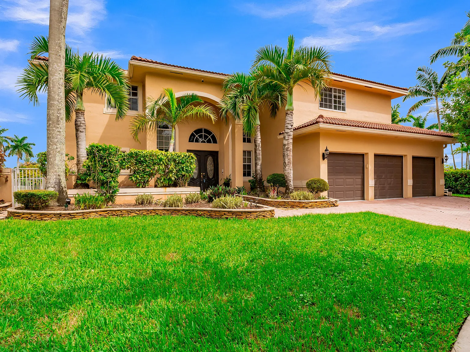 6 bed, 4.5 bath, 3979 sqft, $9,000 — Photo 3