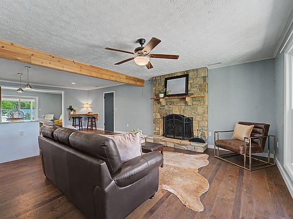 3rd image of 160 Canter Ln