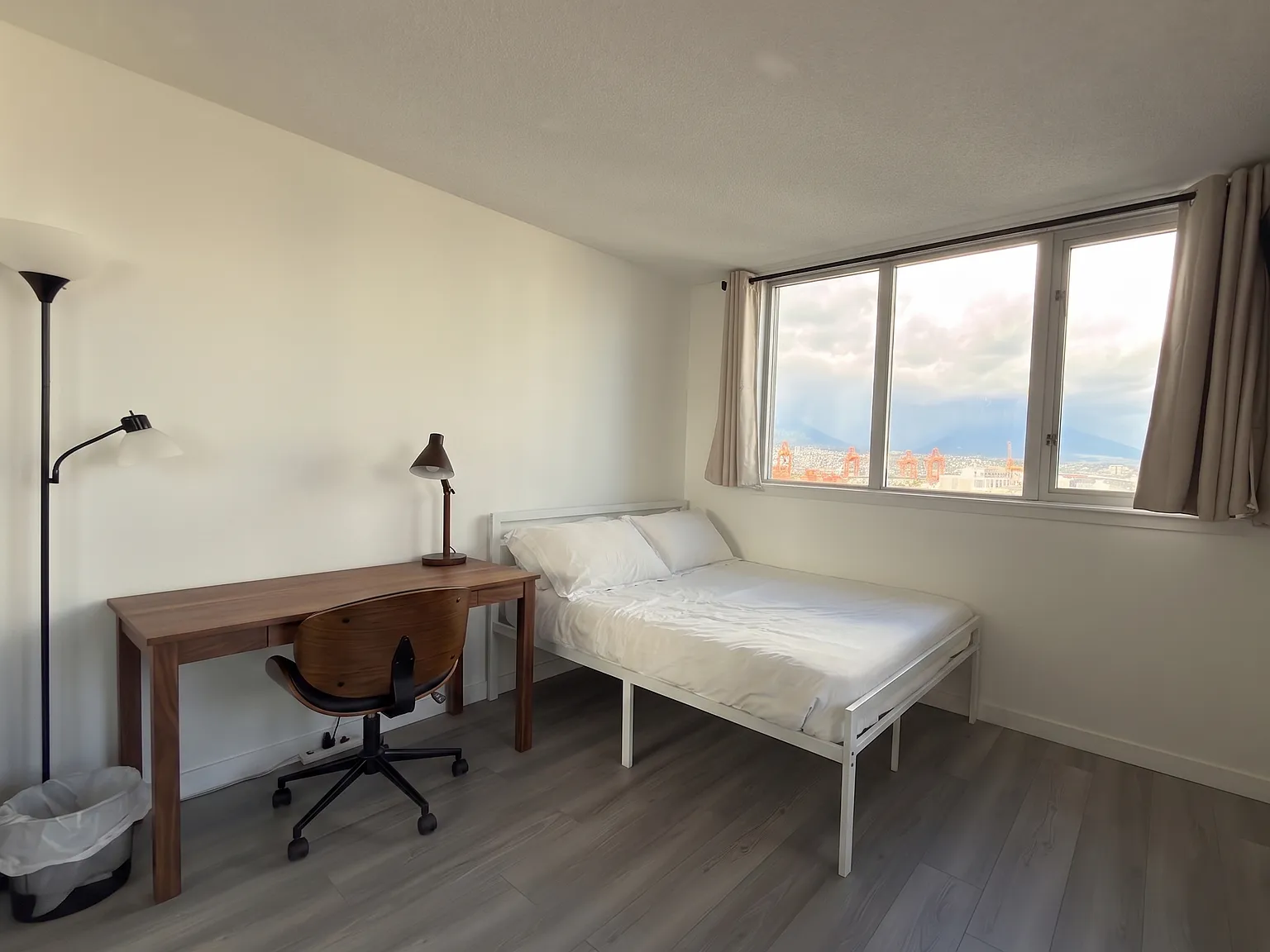 4 bed, 1000 sqft, $2,200 — Photo 2