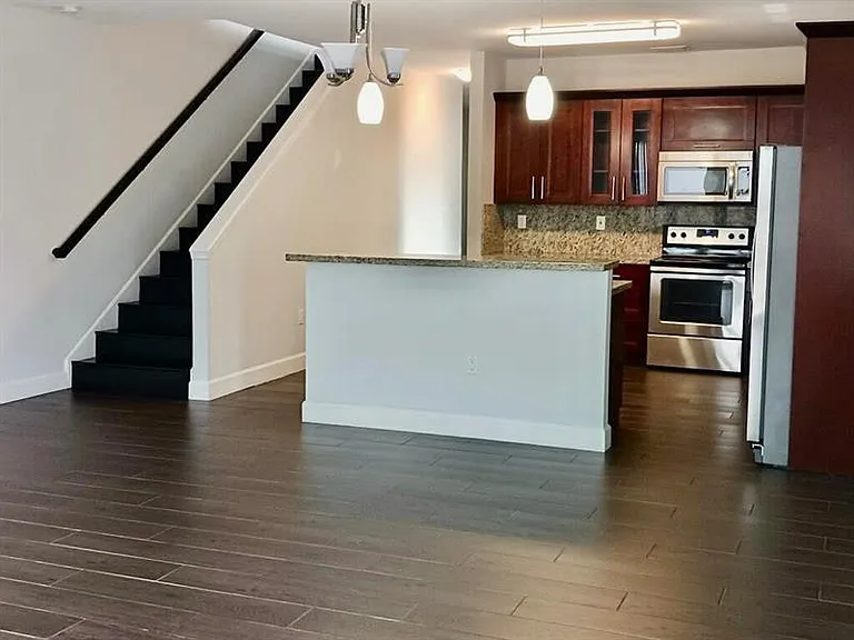323 SW 11th St — Photo 3