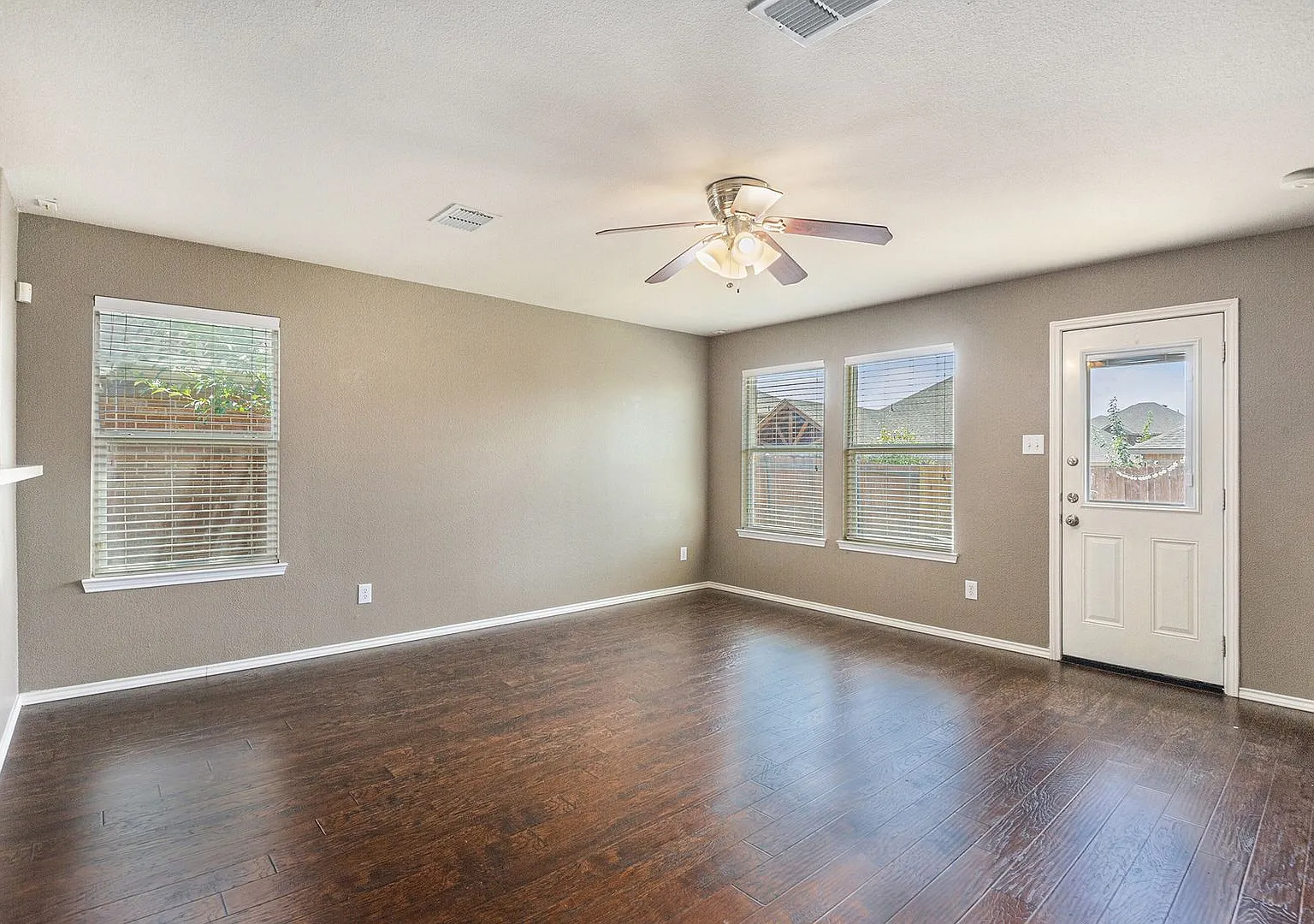 Beautifully Crafted 4-2-2 in Fort Worth! — Photo 4