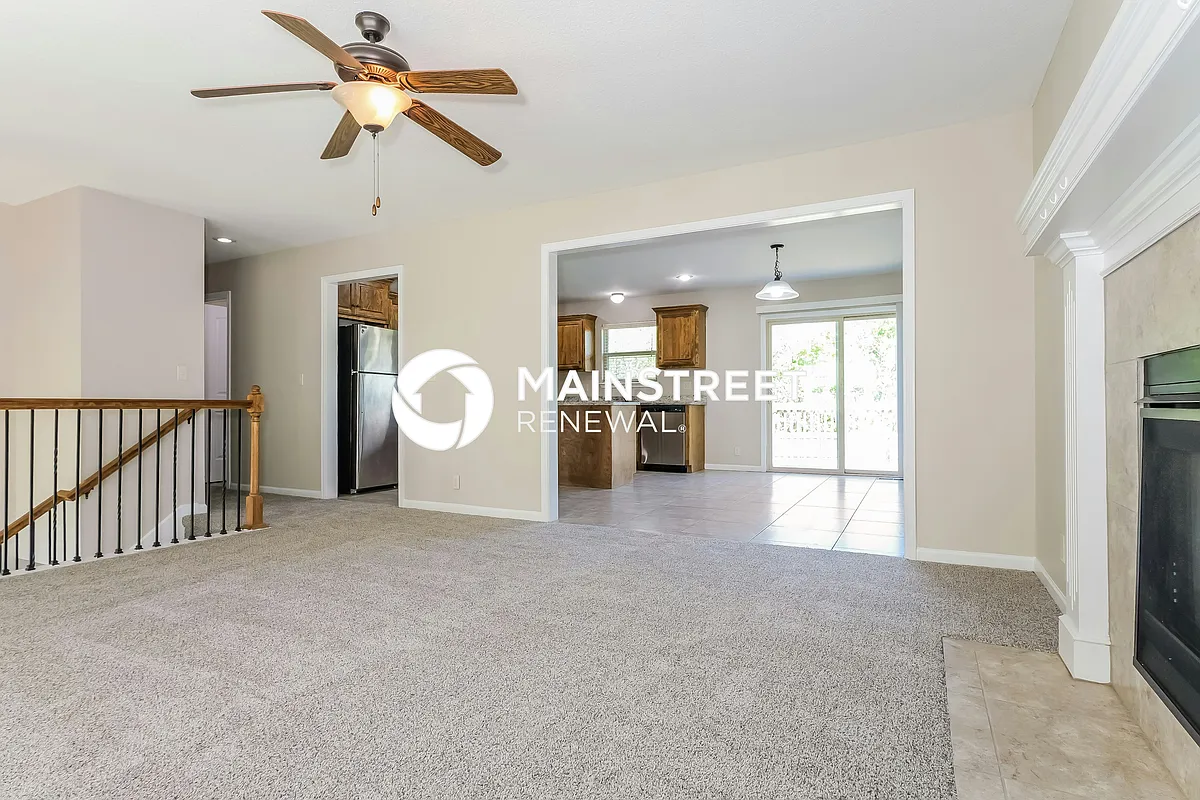 Living Room - 516 S Poplar St