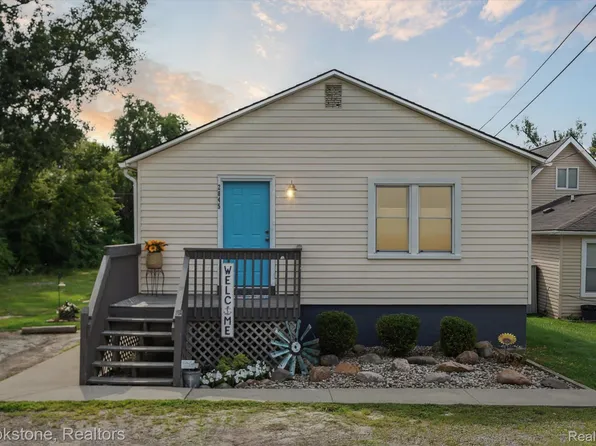 2845 E School Lake Dr N, Brighton, MI 48114