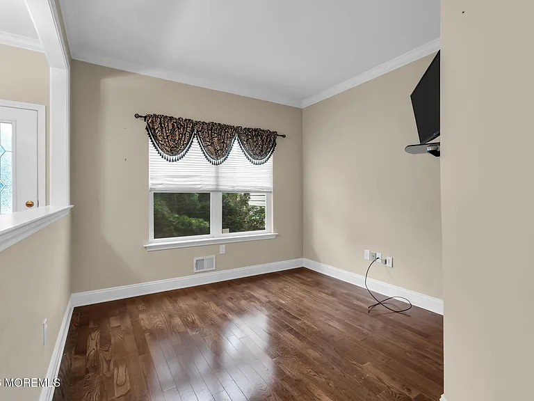 12 Sanford St — Photo 4