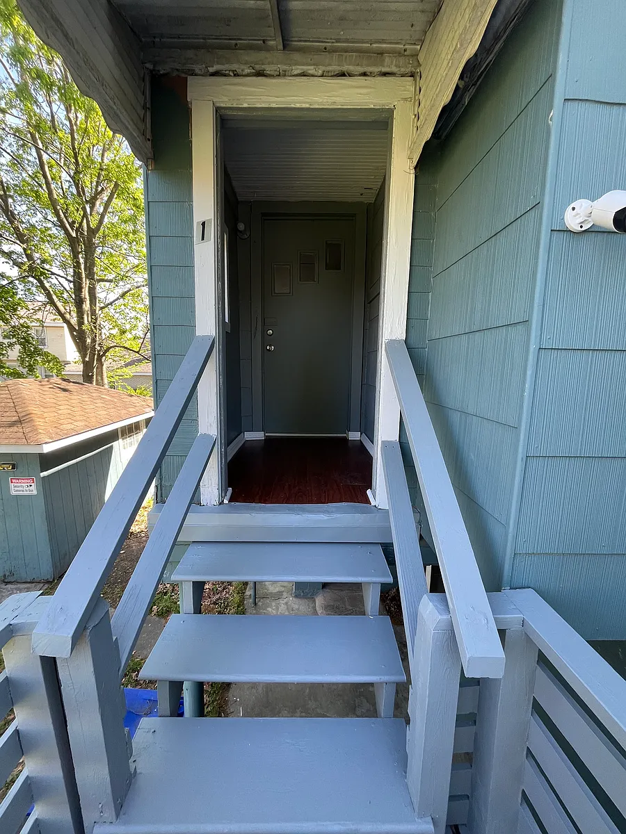 Unit 1 side entrance - 725 Nelson St #1