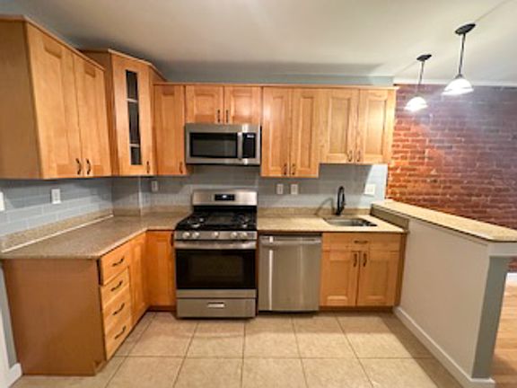 Kitchen (dishwasher, gas oven, microwave, refrigerator)