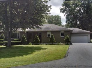 6076 Lakeshore Rd, Cicero, NY 13039