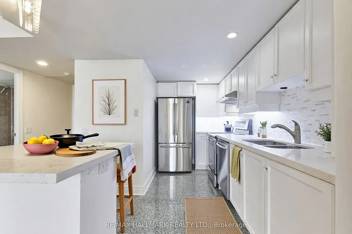 Building Photo - 123 Eglinton Ave E #607