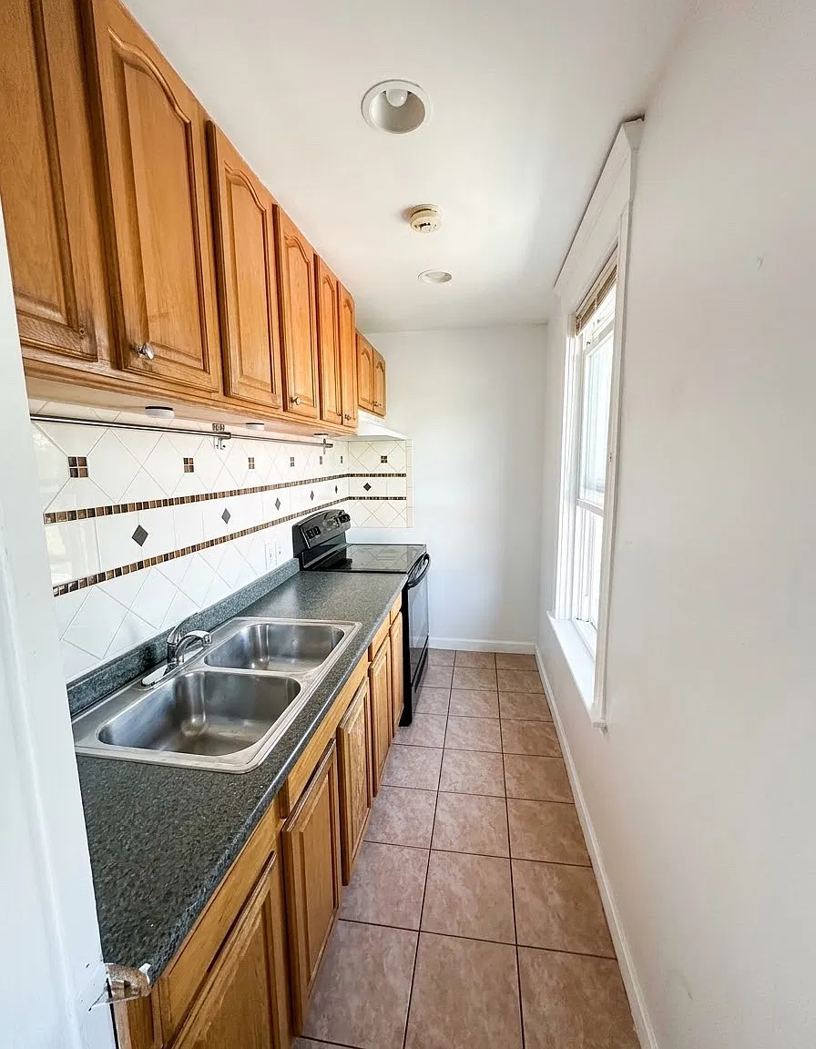 3 bed, 1200 sqft, $2,000 — Photo 3