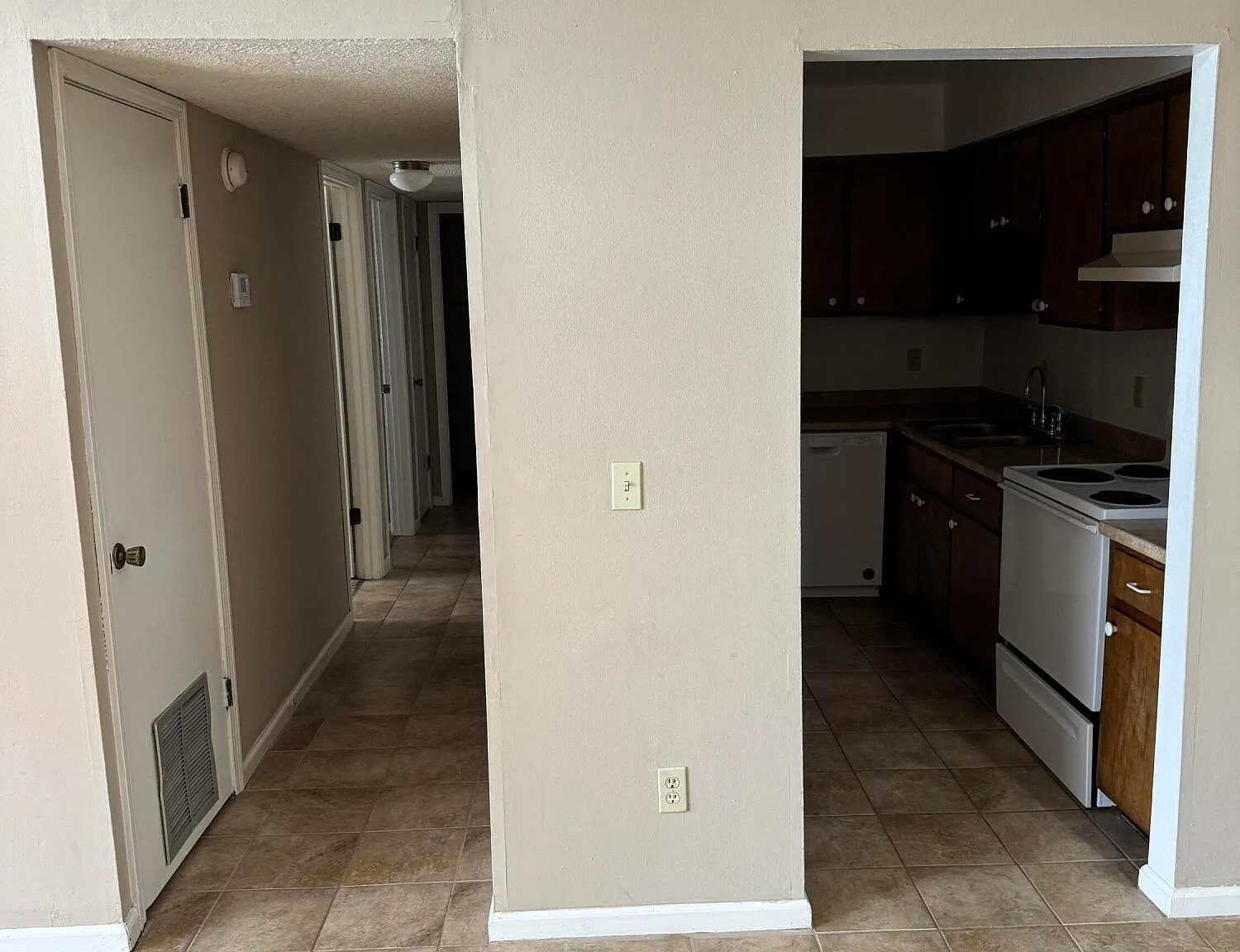 2 bed, 1.0 bath, 864 sqft, $1,000 — Photo 4