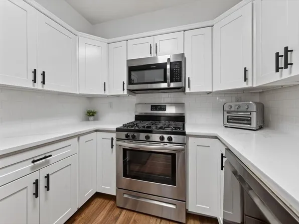 26 School St APT 210, Hull, MA 02045