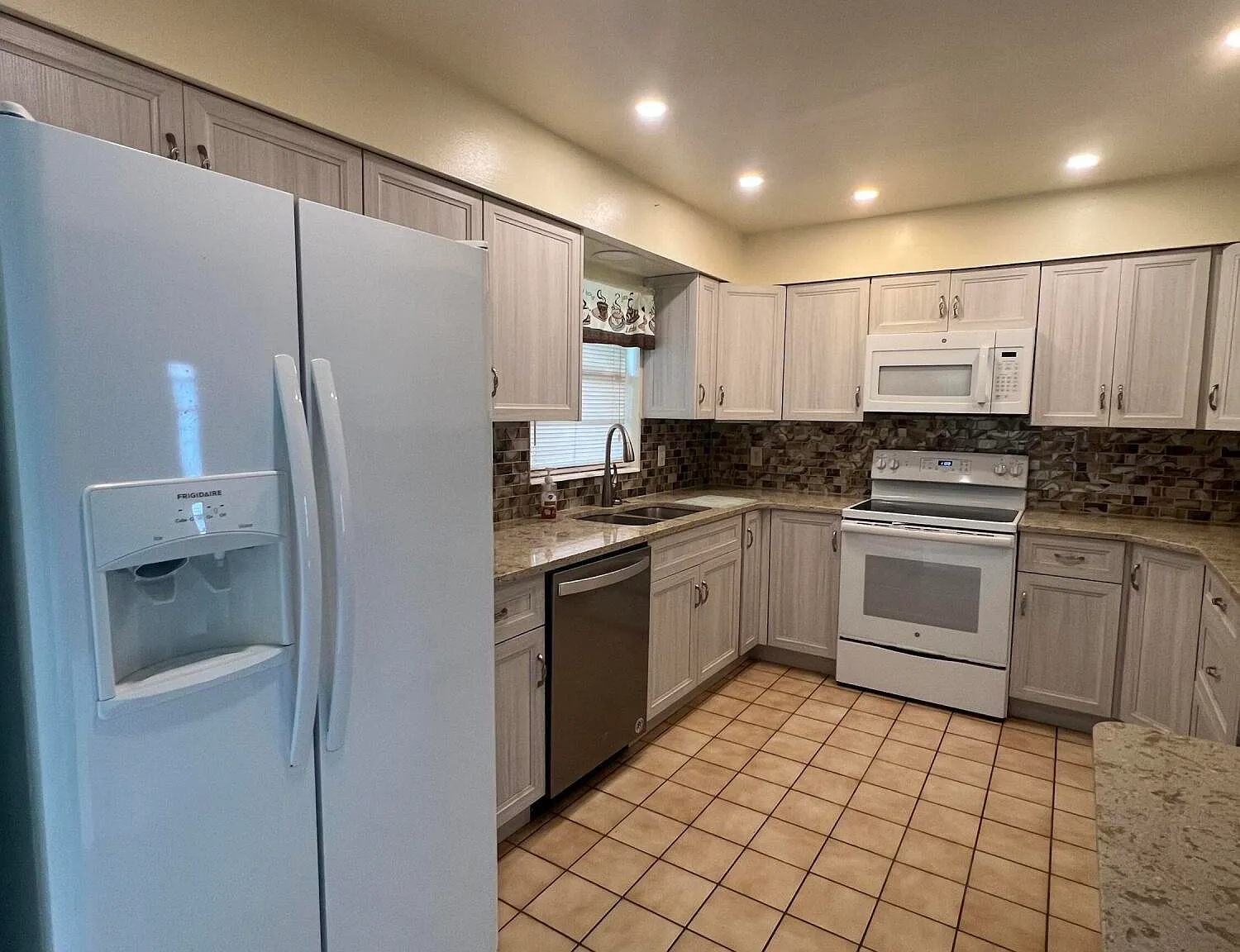 3 bed, 2.0 bath, 1188 sqft, $1,100 — Photo 4