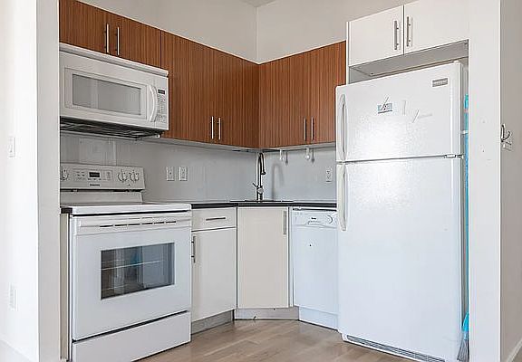 4th image of 396 Cornelia St #3F