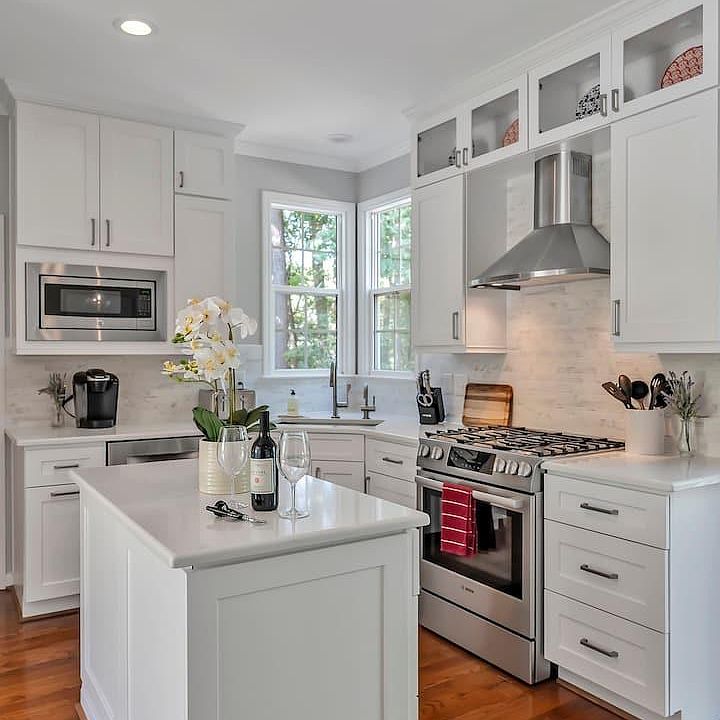 Recently renovated and fully equipped kitchen with all the kitchenware you need for preparing your favorite meals. High end appliances.