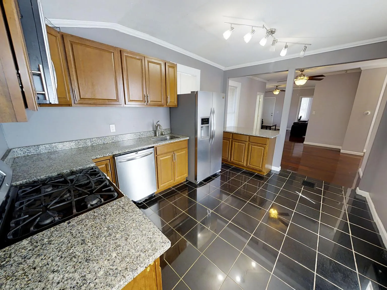 5 bed, 1.5 bath, $3,125 — Photo 2