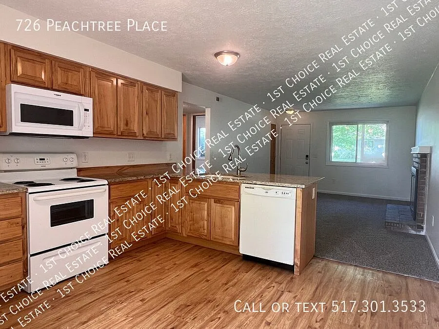Available Mid June - 2-Bdr 1-Bth Apt - Lower Unit — Photo 2