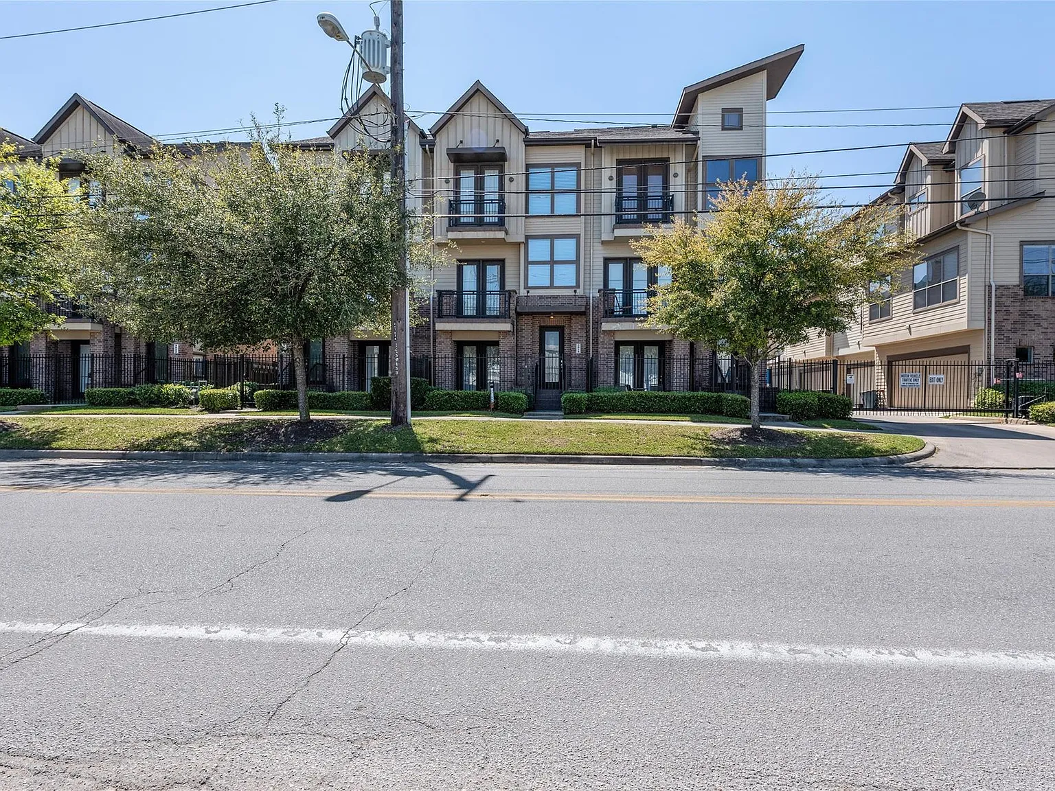 2 bed, 2.5 bath, 1670 sqft, $3,100 — Photo 1