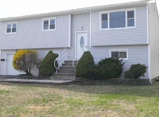 830 N Clinton Ave, Lindenhurst, NY 11757