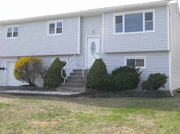 830 N Clinton Avenue, Lindenhurst, NY 11757