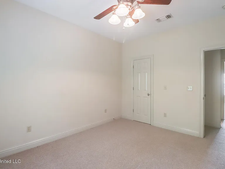 894 Jefferson Dr — Photo 13