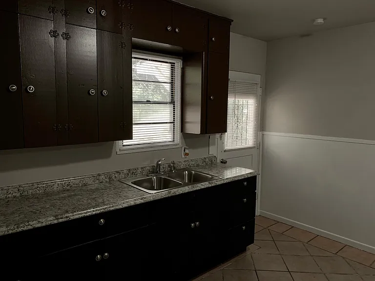 138 Dimmit St — Photo 11