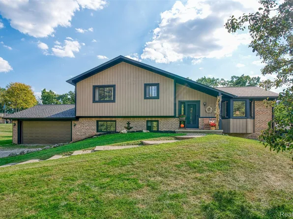 3020 Brookline Dr, Howell, MI 48843