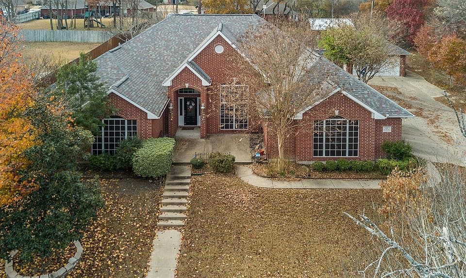 1st image of 121 Oak Tree Dr