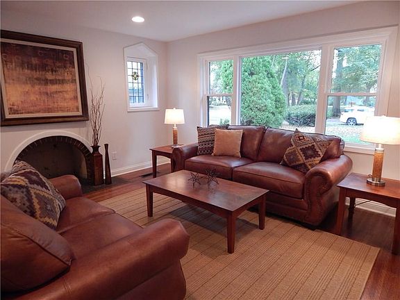 4th image of 208 Buckingham Dr W