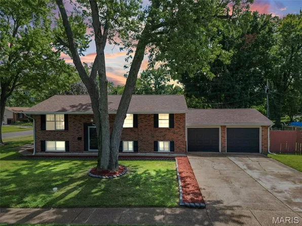 1460 Fox Run Dr, Florissant, MO 63033