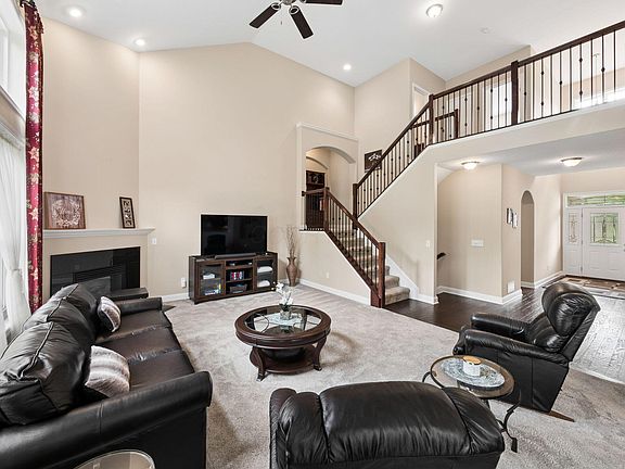 3rd image of 820 Ballater Dr