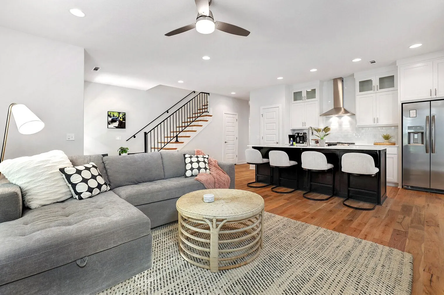 3 bed, 2.0 bath, 1722 sqft, $4,267 — Photo 2