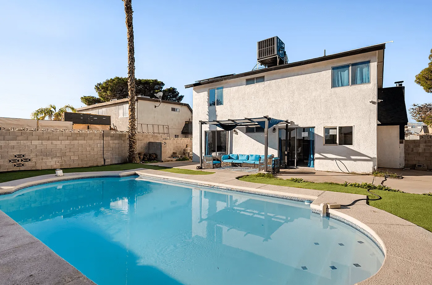 4 bed, $5,800 — Photo 1