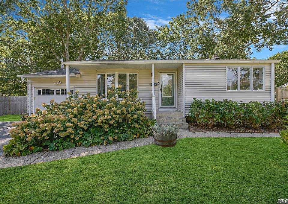 1st image of 8 Arrow Ln