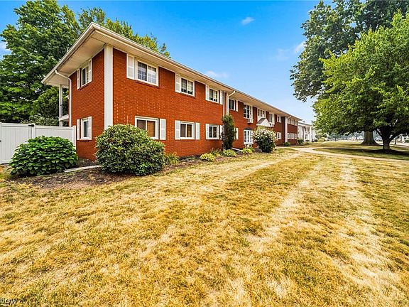 3rd image of 2 Meadowlawn Dr Unit 5