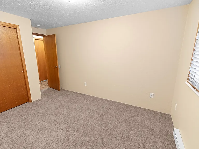 Lyons Court Apartments — Photo 24