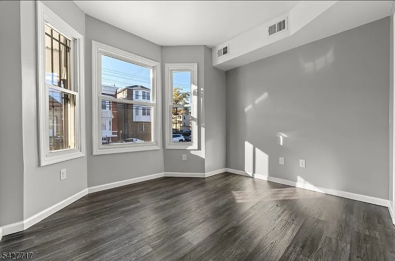Building Photo - 168 Sherman Ave #3L
