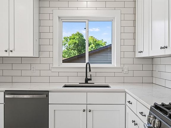 4th image of 2667 Hawthorne Ln