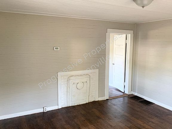 3rd image of 704 Sunnyside Dr