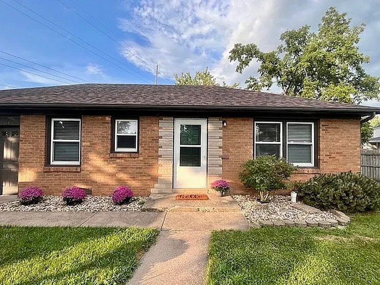 113 W Saint Paul St — Photo 1