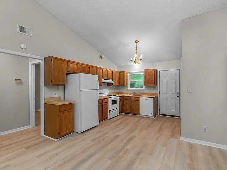 126 Windsor Ct — Photo 10