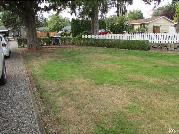 Front yard with long driveway for extra parking