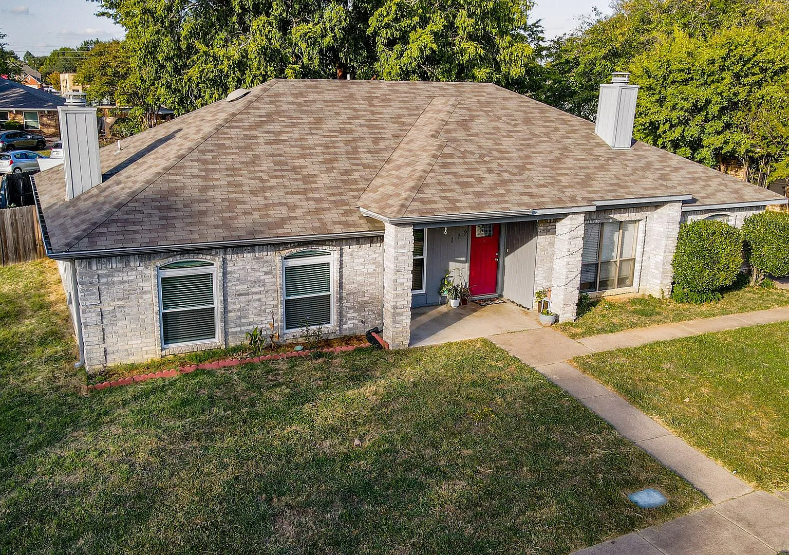 Cozy Duplex with Fireplace, Covered Carport & Private Driveway — Photo 2