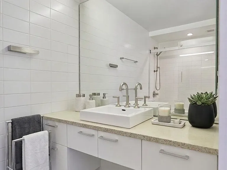 200 E 11th St #Penthouse 1 — Photo 8