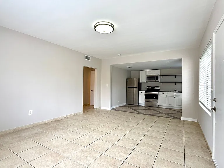534 SW 6th Ct — Photo 5
