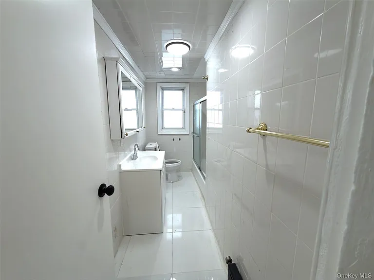 517 Laurelton Blvd — Photo 14
