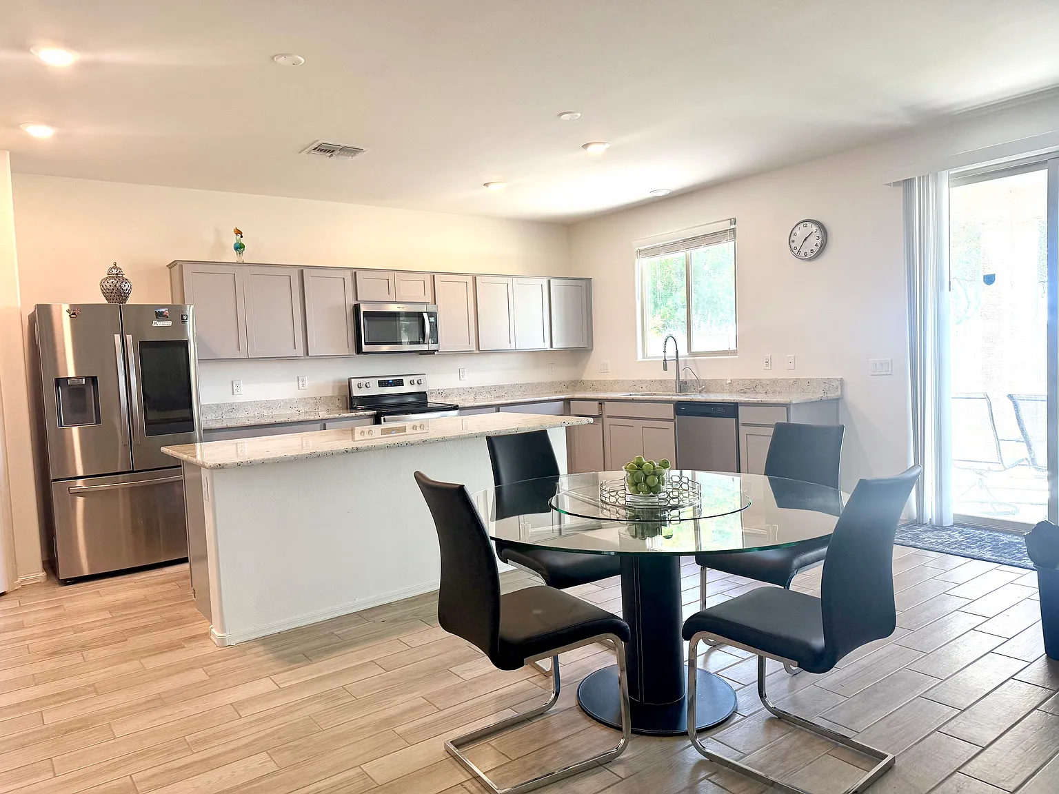 4 bed, 2301 sqft, $1,999 — Photo 2