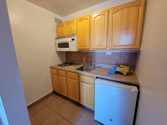 3rd image of 3625 Parsons Blvd