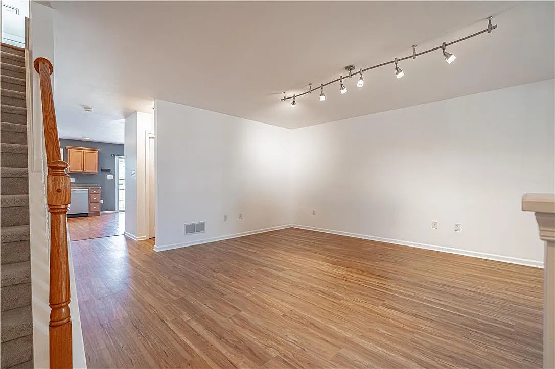 3 bed, 2.5 bath, 2100 sqft, $3,000 — Photo 3