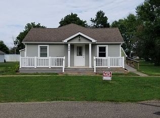 204 N 2nd St, Secor, IL 61771